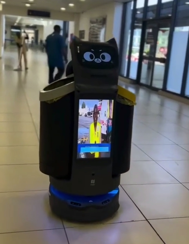  Aéroport Bernardin Gantin de Cotonou : un robot autonome rejoint le dispositif de propreté